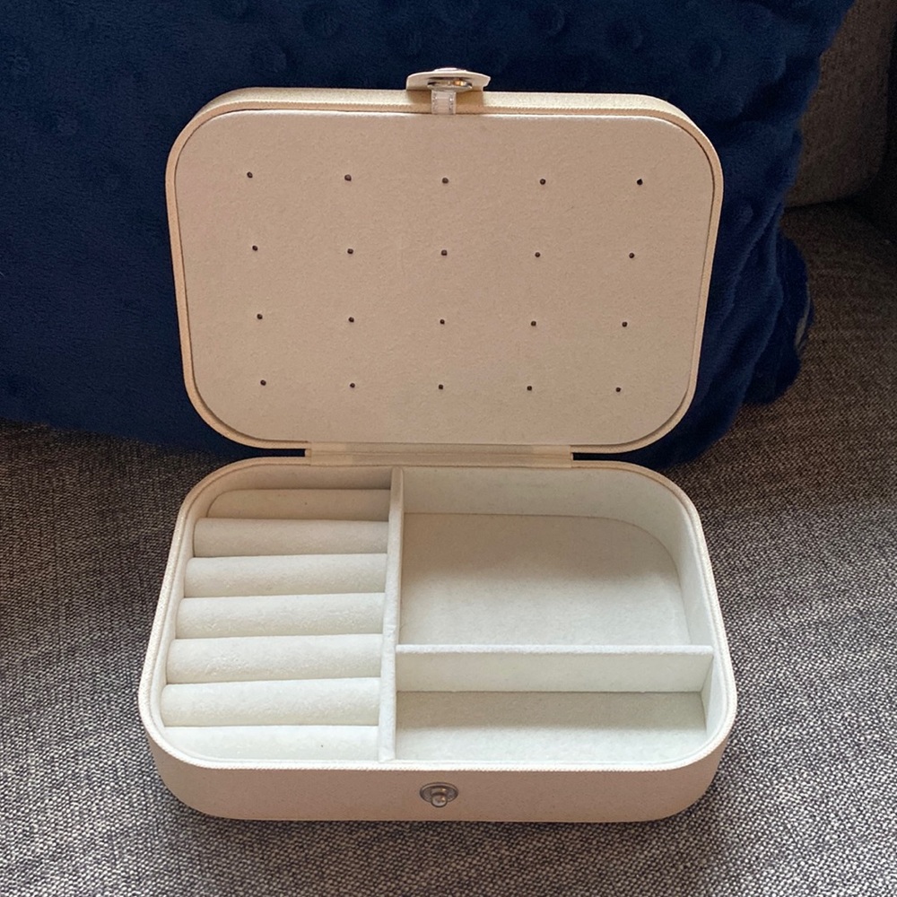 Travel jewelry holder
